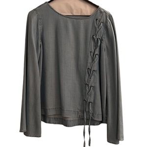 🔥HP🔥 Vince Camuto lace up blue chambray blouse. Adorable! Size small.